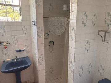 EN VENTA QUINTA EN GUAYLLABAMBA. EXCELENTE UBICACION
