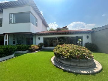 CASA SOLA EN COLONIA CON SEGURIDAD, GRANDES ESPACIOS.