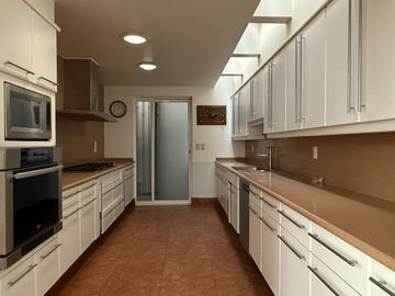 CASA SOLA EN COLONIA CON SEGURIDAD, GRANDES ESPACIOS.