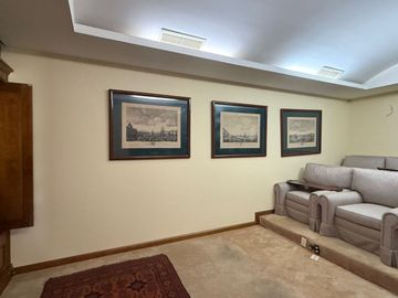 CASA SOLA EN COLONIA CON SEGURIDAD, GRANDES ESPACIOS.