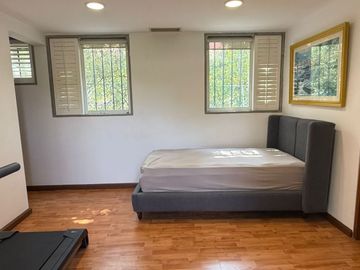 CASA SOLA EN COLONIA CON SEGURIDAD, GRANDES ESPACIOS.