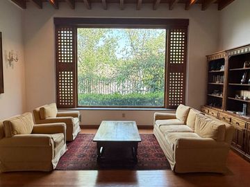 CASA SOLA EN COLONIA CON SEGURIDAD, GRANDES ESPACIOS.