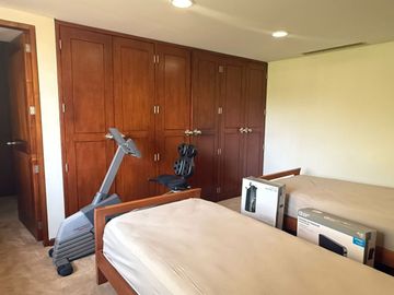 CASA SOLA EN COLONIA CON SEGURIDAD, GRANDES ESPACIOS.