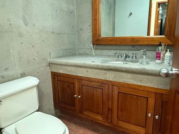CASA SOLA EN COLONIA CON SEGURIDAD, GRANDES ESPACIOS.