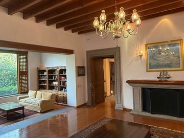 CASA SOLA EN COLONIA CON SEGURIDAD, GRANDES ESPACIOS.