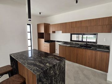 CASA RESIDENCIAL EN BOSQUES DE CONKAL