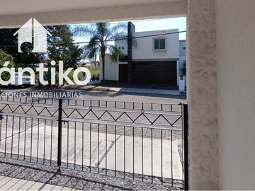 Residencia en Jardines Vista Hermosa, Colima.