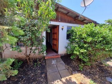 Oportunidad de Casa en Psje. Los Enebros, La Foresta II, Los Robles, comuna de Puente Alto.