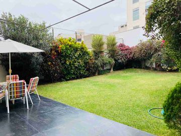 VENTA DE LINDA CASA FRENTE A PARQUE EN SAN BORJA