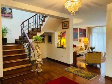 VENTA DE LINDA CASA FRENTE A PARQUE EN SAN BORJA