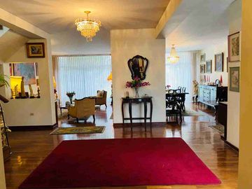 VENTA DE LINDA CASA FRENTE A PARQUE EN SAN BORJA