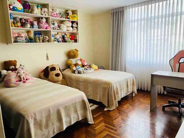 VENTA DE LINDA CASA FRENTE A PARQUE EN SAN BORJA
