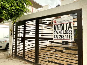 CASA EN VENTA DE 3 RECAMARAS EN LA COLONIA COLINAS DEL CARMEN, al sur de la ciudad