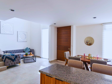 CASA EN VENTA RECAMARA EN PLANTA BAJA, JARDIN GRANDE.