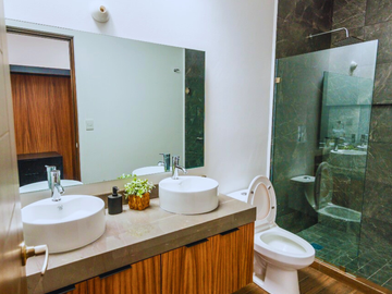 CASA EN VENTA RECAMARA EN PLANTA BAJA, JARDIN GRANDE.