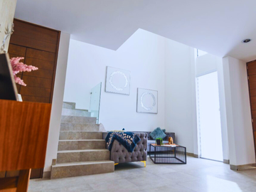 CASA EN VENTA RECAMARA EN PLANTA BAJA, JARDIN GRANDE.