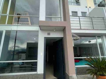 Se vende Duplex/ Armenia 1/ 3 dormitorios Valle de los Chillos