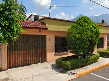 HERMOSA CASA DE 2 NIVELES CON UNA  EXCELENTE UBICACIÓN!!!