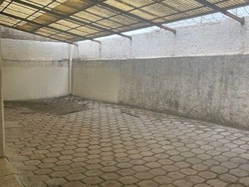 En RENTA edificio sobre avenida comercial en Cuernavaca, Morelos.