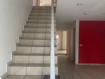 En RENTA edificio sobre avenida comercial en Cuernavaca, Morelos.