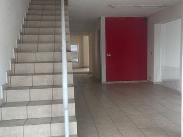 En RENTA edificio sobre avenida comercial en Cuernavaca, Morelos.