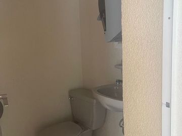 En RENTA edificio sobre avenida comercial en Cuernavaca, Morelos.