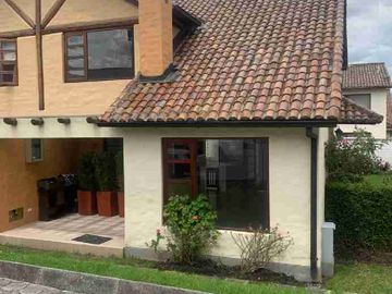 Se Vende / Casa Esquinera/ en Urbanizacion Privada con piscina/Conocoto