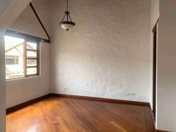 Se Vende / Casa Esquinera/ en Urbanizacion Privada con piscina/Conocoto