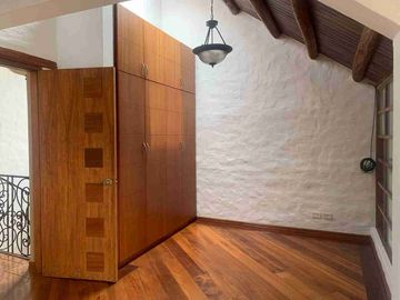 Se Vende / Casa Esquinera/ en Urbanizacion Privada con piscina/Conocoto