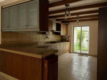 Se Vende / Casa Esquinera/ en Urbanizacion Privada con piscina/Conocoto