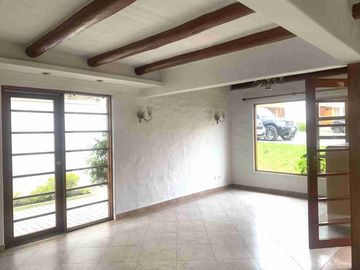 Se Vende / Casa Esquinera/ en Urbanizacion Privada con piscina/Conocoto