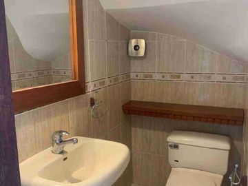 Se Vende / Casa Esquinera/ en Urbanizacion Privada con piscina/Conocoto