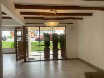 Se Vende / Casa Esquinera/ en Urbanizacion Privada con piscina/Conocoto