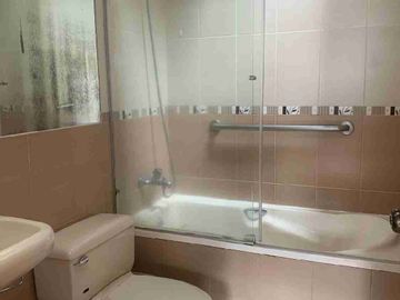 Se Vende / Casa Esquinera/ en Urbanizacion Privada con piscina/Conocoto