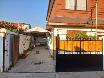 Casa en Pdte Riesco con Av Central en Maipú.