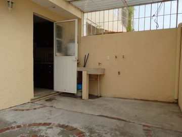 CASA EN FRACCIONAMIENTO COLINAS DE XOCHITEPEC EN MORELOS