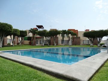 CASA EN FRACCIONAMIENTO COLINAS DE XOCHITEPEC EN MORELOS