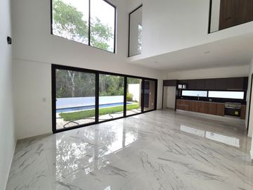 Casa Nueva Doble Altura en Vía Cumbres!
