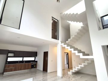 Casa Nueva Doble Altura en Vía Cumbres!