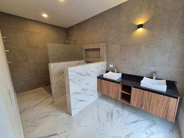 Casa Nueva Doble Altura en Vía Cumbres!