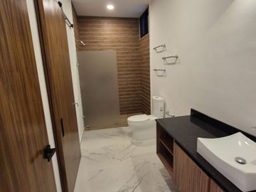 Casa Nueva Doble Altura en Vía Cumbres!