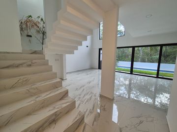 Casa Nueva Doble Altura en Vía Cumbres!