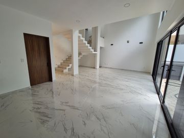 Casa Nueva Doble Altura en Vía Cumbres!