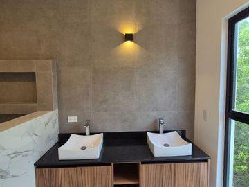 Casa Nueva Doble Altura en Vía Cumbres!