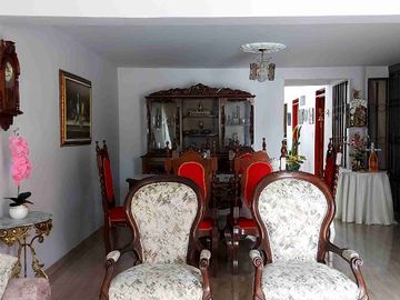 En venta casa bifamiliar barrio el cadillal