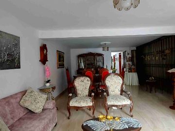 En venta casa bifamiliar barrio el cadillal