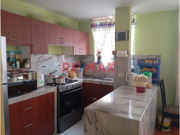 Venta de Casa de 3 Pisos en Ventanilla