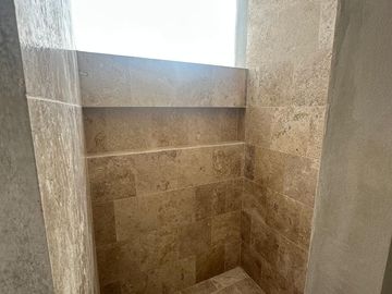 Hermosa Casa Nueva en Vía Cumbres! 4 Habitaciones 6 Baños!