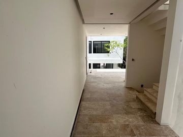 Hermosa Casa Nueva en Vía Cumbres! 4 Habitaciones 6 Baños!