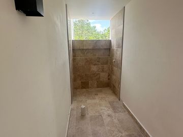 Hermosa Casa Nueva en Vía Cumbres! 4 Habitaciones 6 Baños!